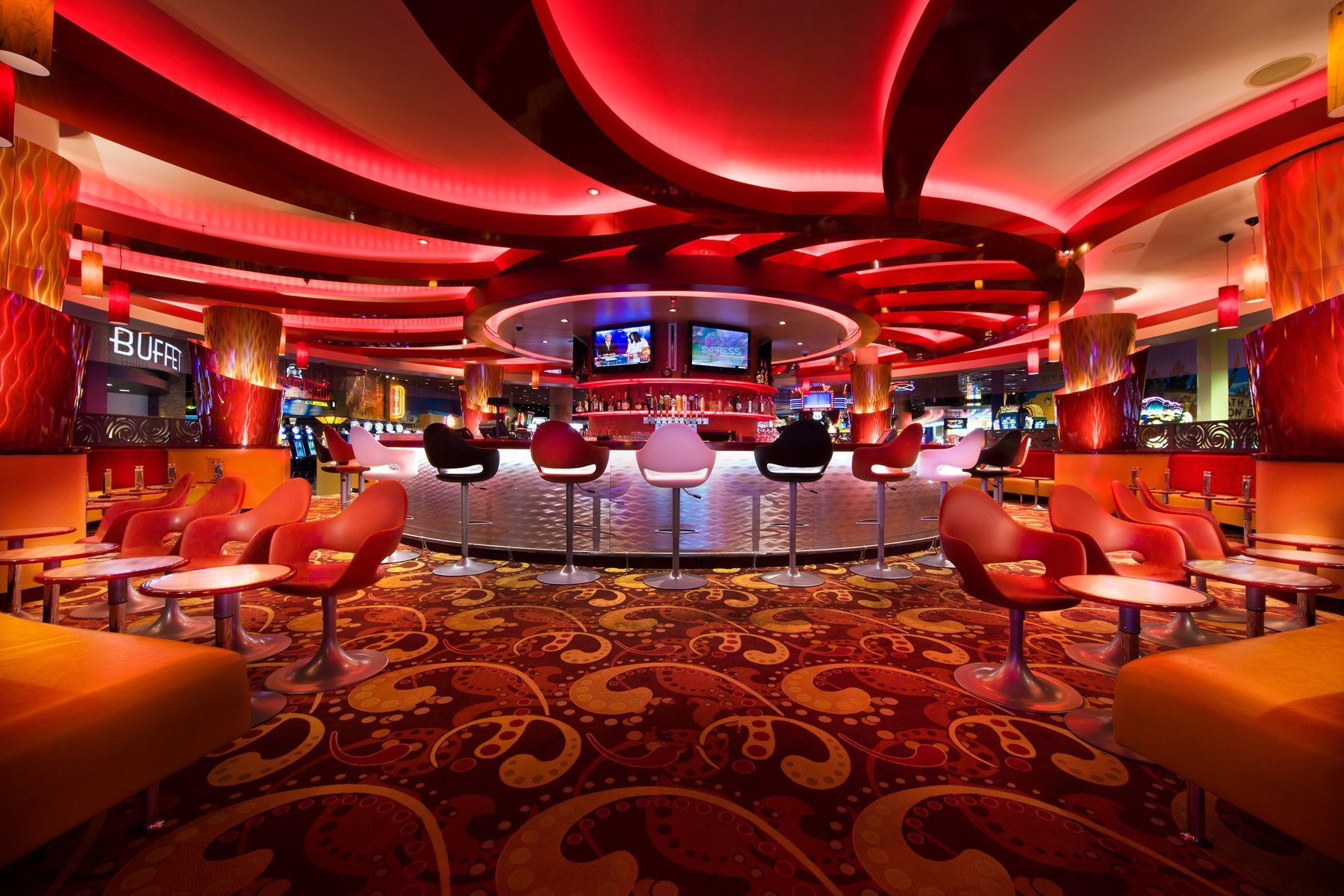 How important is it to use artistic themes in casinos?